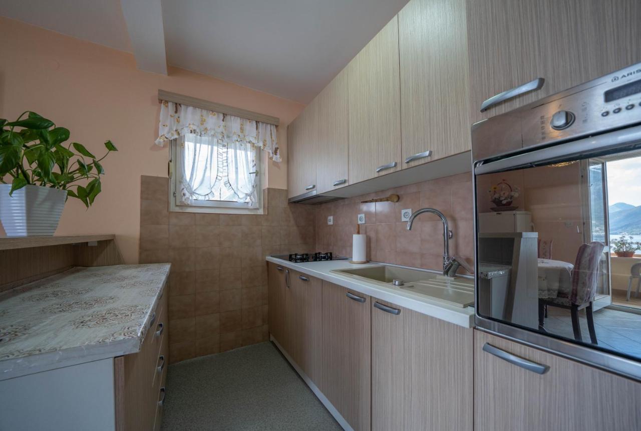 Seaside Serenity: 2-Bedroom Apartment With Boka Bay View Kotor Extérieur photo